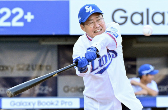 홍준표 대구광역시장이 지난 8월12일 오후 대구 삼성라이온즈파크에서 열린 '2022 신한은행 SOL KBO리그' KIA 타이거즈와 삼성 라이온즈의 경기에서 시타하고 있다.<대구광역시청 제공·연합뉴스>